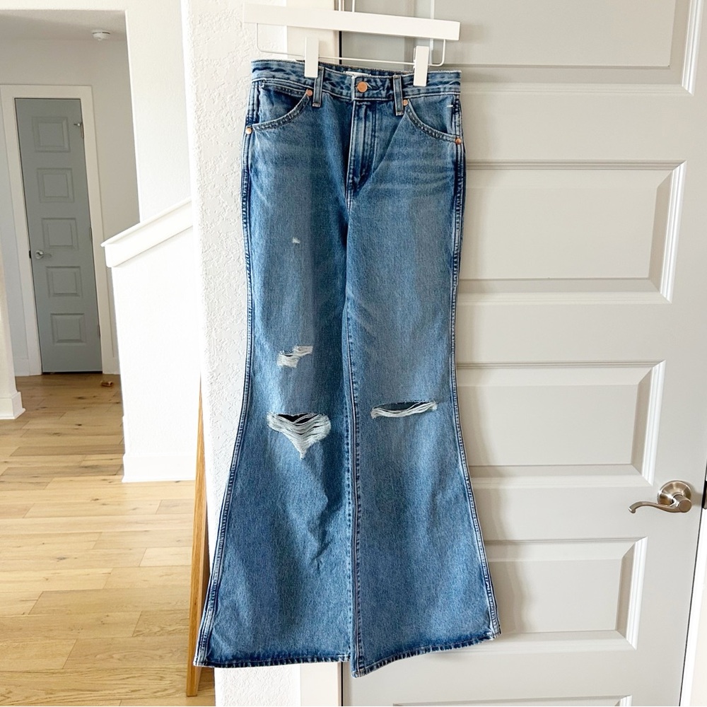 NWT Wrangler Destructed Wanderer Flare Jeans Good Intentions - Picture 3 of 6